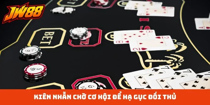 Kiên nhẫn chờ cơ hội để hạ gục đối thủ